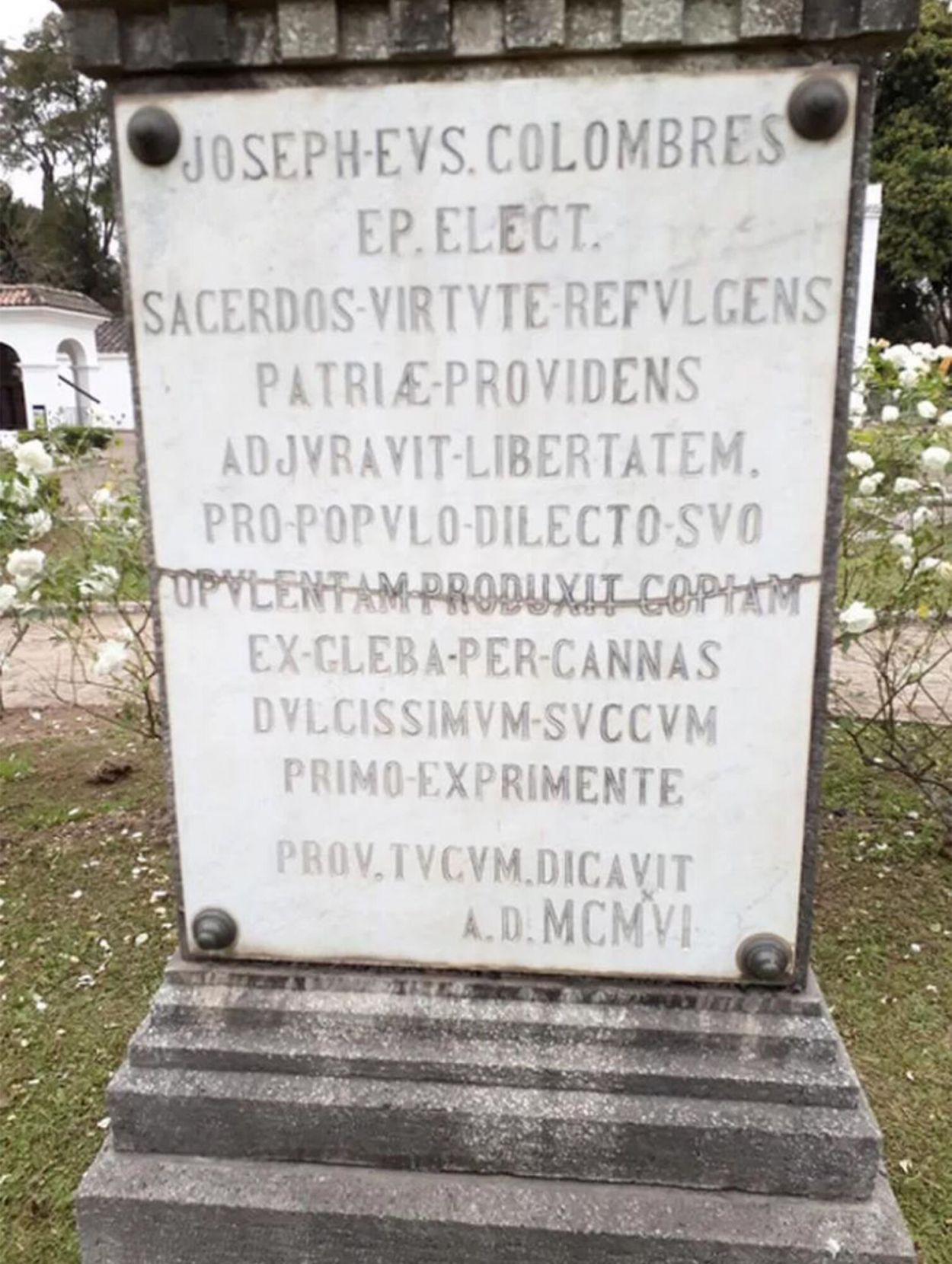 Recuerdos fotográficos: la placa con erratas del busto del Obispo Colombres