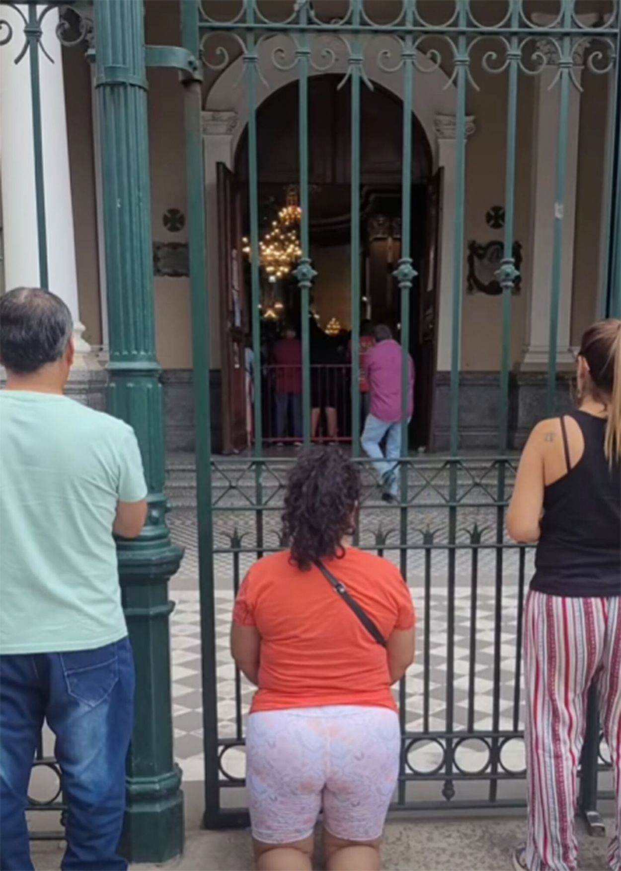 DESDE TEMPRANO. Los fieles rezando en Sagrado Corazón.