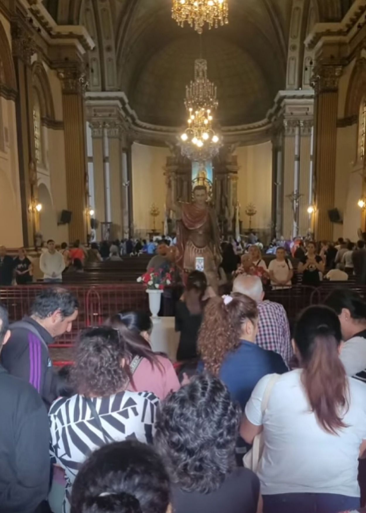 ADENTRO. La iglesia con los fieles ya sentados.