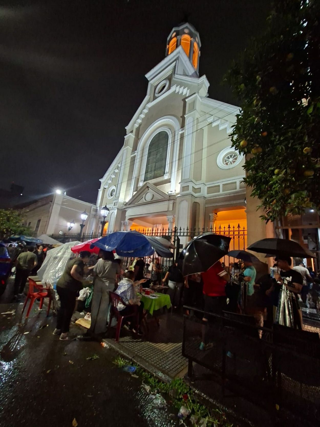 PARAGUAS Y EL REFUGIO. La iglesia del Sagrado Corazón, anoche.