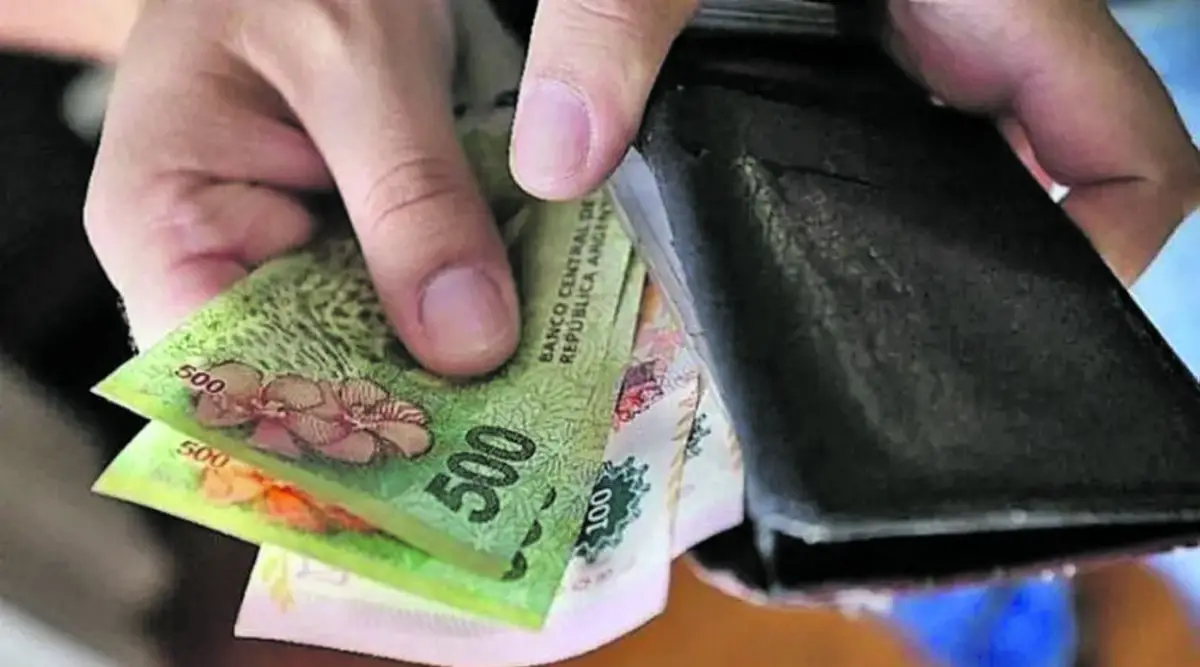 CARRERA DESIGUAL. La inflación sigue ganándole a los salarios.