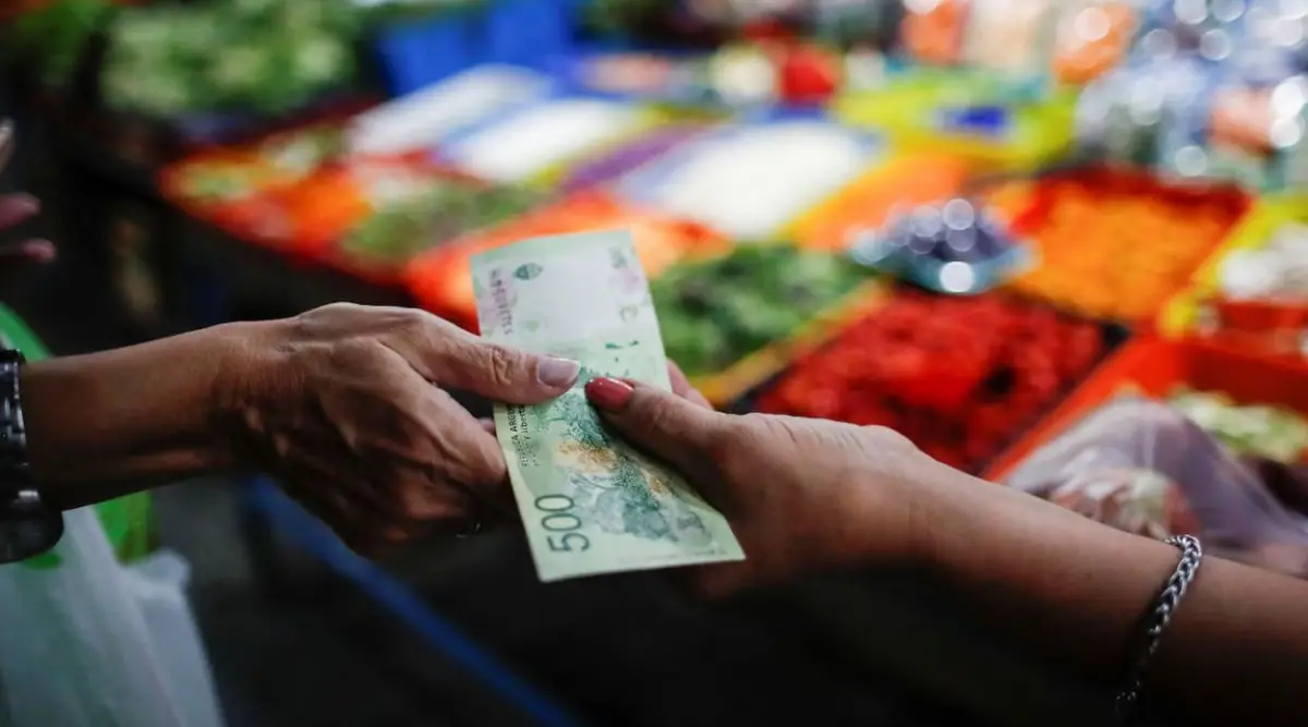 CONSUMO. Los argentinos mantienen una conducta de crisis esperando la desaceleración inflacionaria.