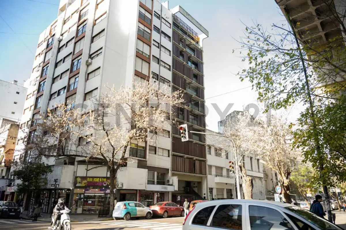 EN LA PLATA. Una vista exterior del edificio donde Manuel Adorni puso en venta su departamento en la ciudad de La Plata, Argentina. FOTOS/Century 21