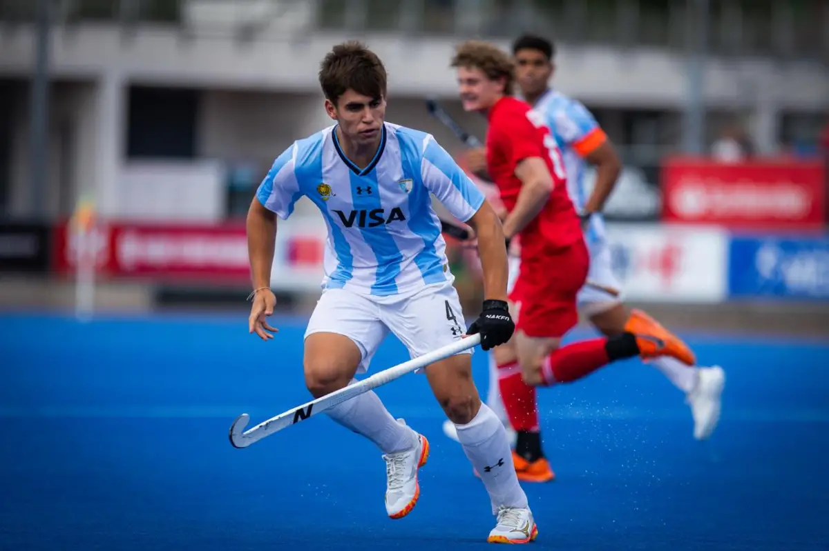 VELOCIDAD. Luca Dulor conduce la bocha con la albiceleste, en plena aceleración y con rivales canadienses persiguiendo la jugada.