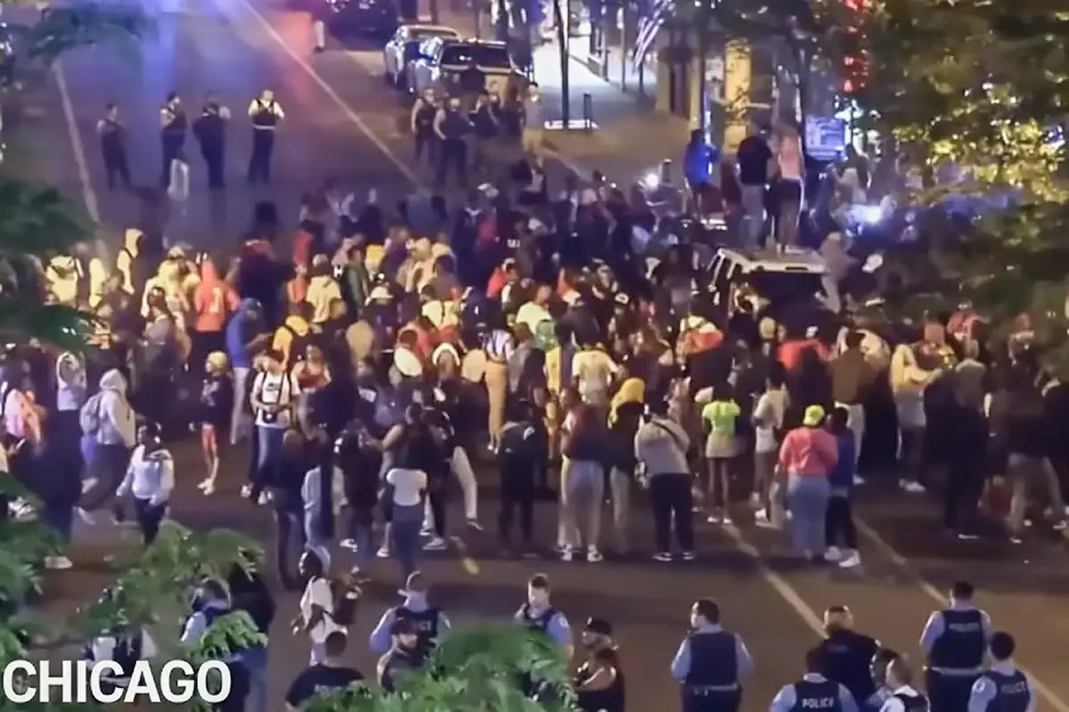 DE TIKTOK A LA CALLE. El fenómeno crece en varias ciudades de Estados Unidos y mezcla viralidad, aburrimiento y falta de espacios para jóvenes. / CHICAGO