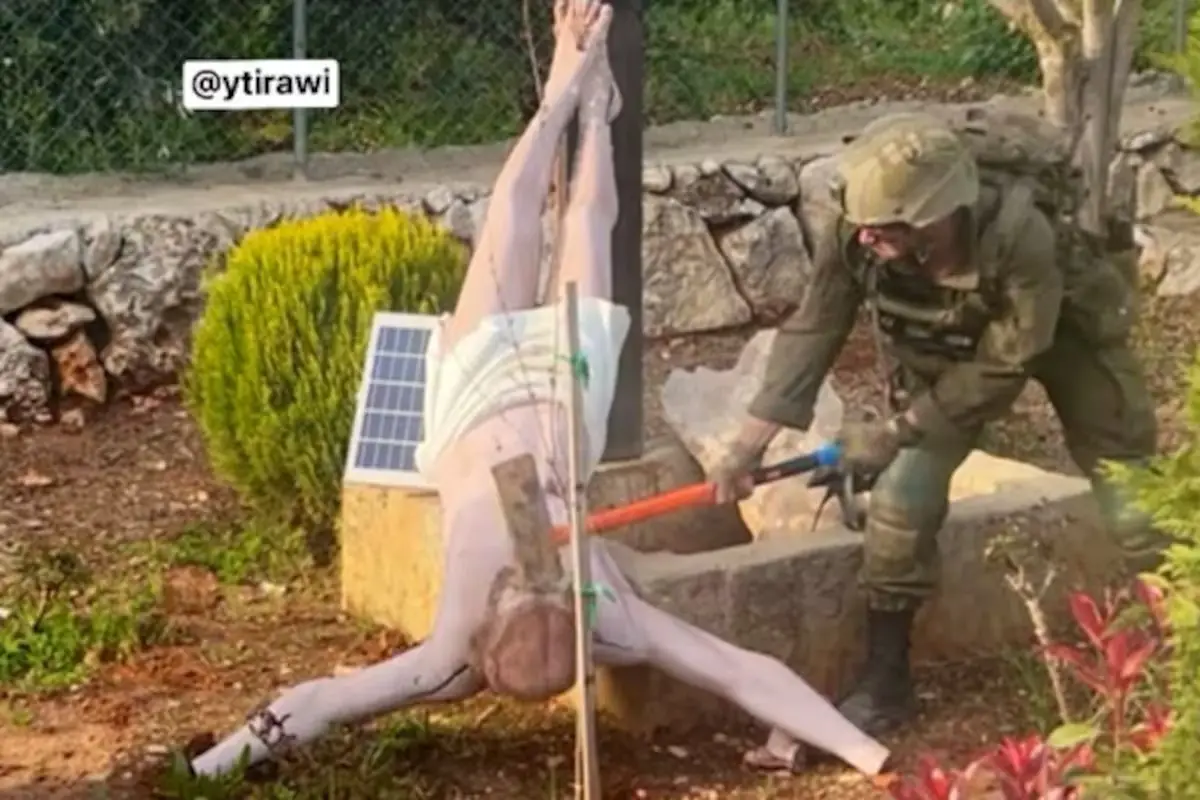 EL CRUCIFIJO PROFANADO. La imagen fue publicada en redes sociales por Younis Tirawi, quien se presenta como reportero palestino y suele difundir registros de presuntas conductas indebidas de soldados israelíes en Gaza.