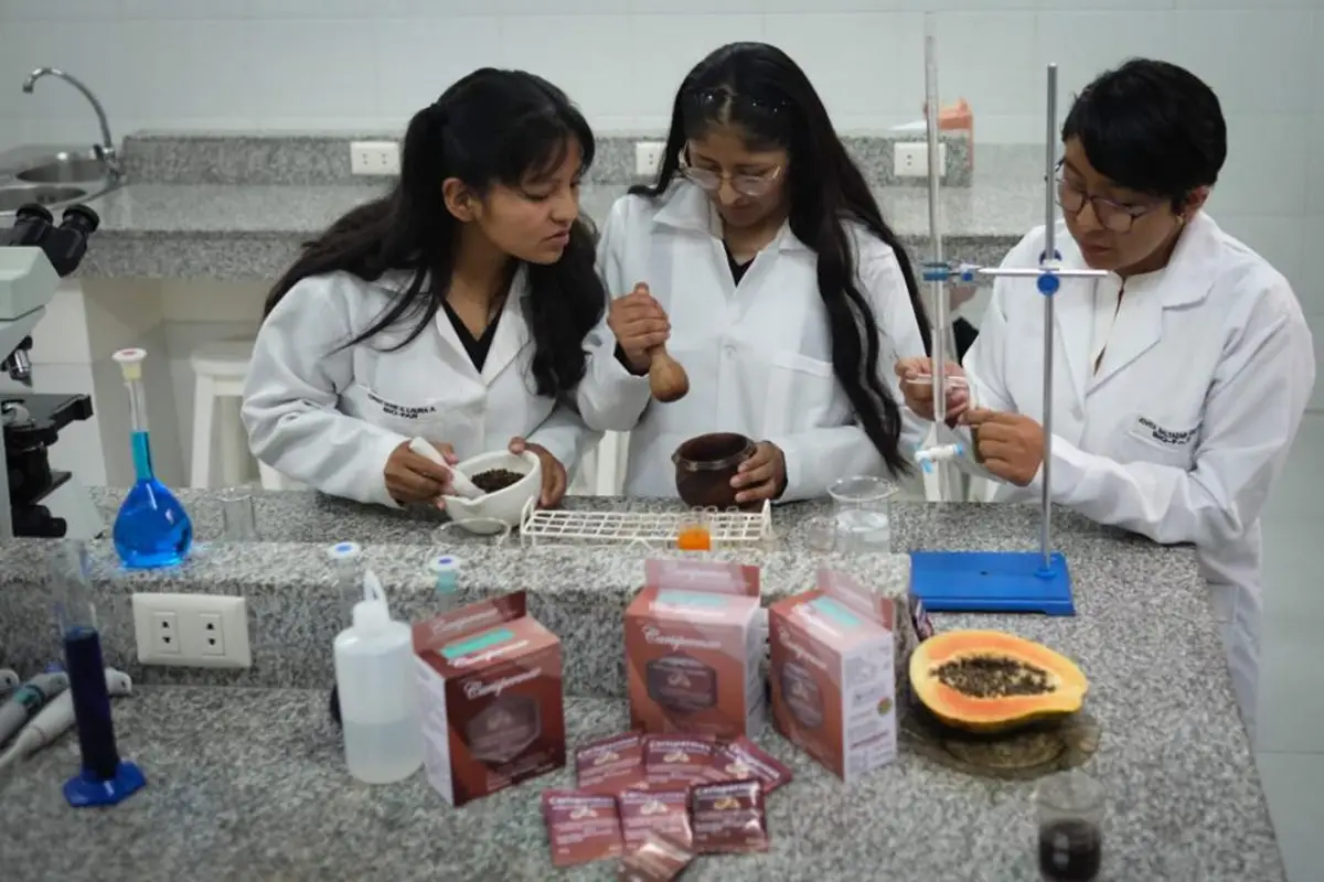 ESTUDIANTES. Cristayne Laura, Nadia Janco y Jovita Baltazar, estudiantes de la Universidad Privada Franz Tamayo