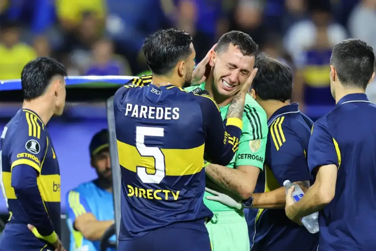 Leandro Paredes intentó consolar a Agustín Marchesín cuando se lesionó en el partido entre Boca y Barcelona de Ecuador por Copa Libertadores.