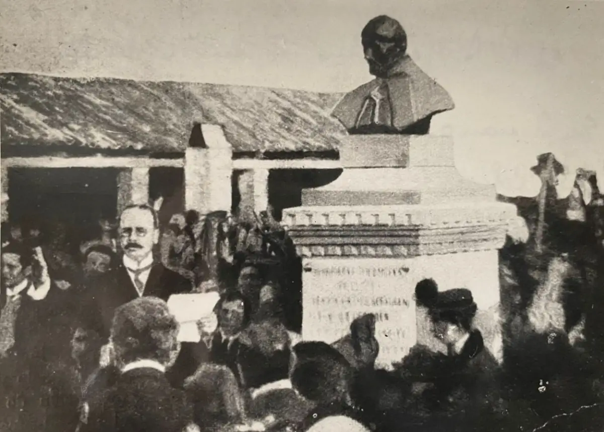 Recuerdos fotográficos: la placa con erratas del busto del Obispo Colombres