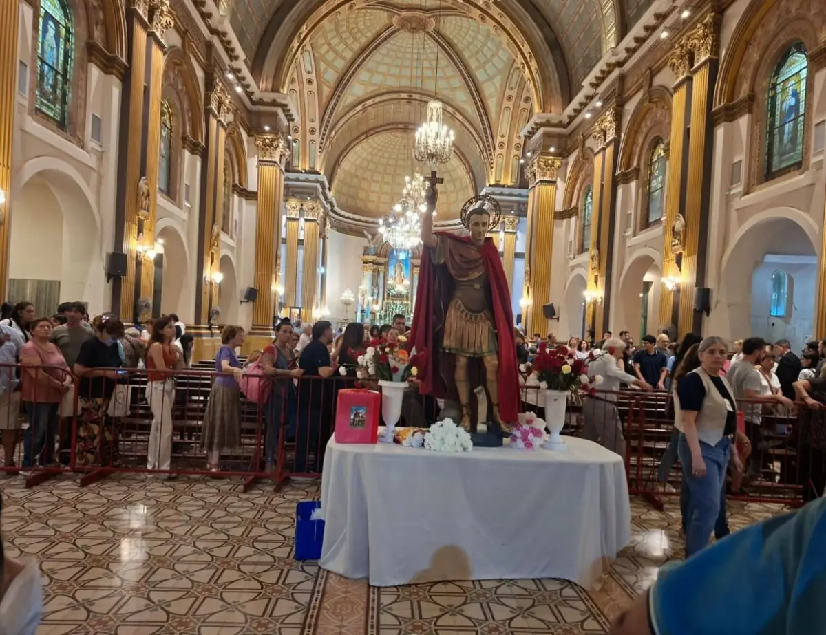 PATRONO. Con lluvia y amontonamiento, los tucumanos hicieron todo para tocar la figura de San Expedito.