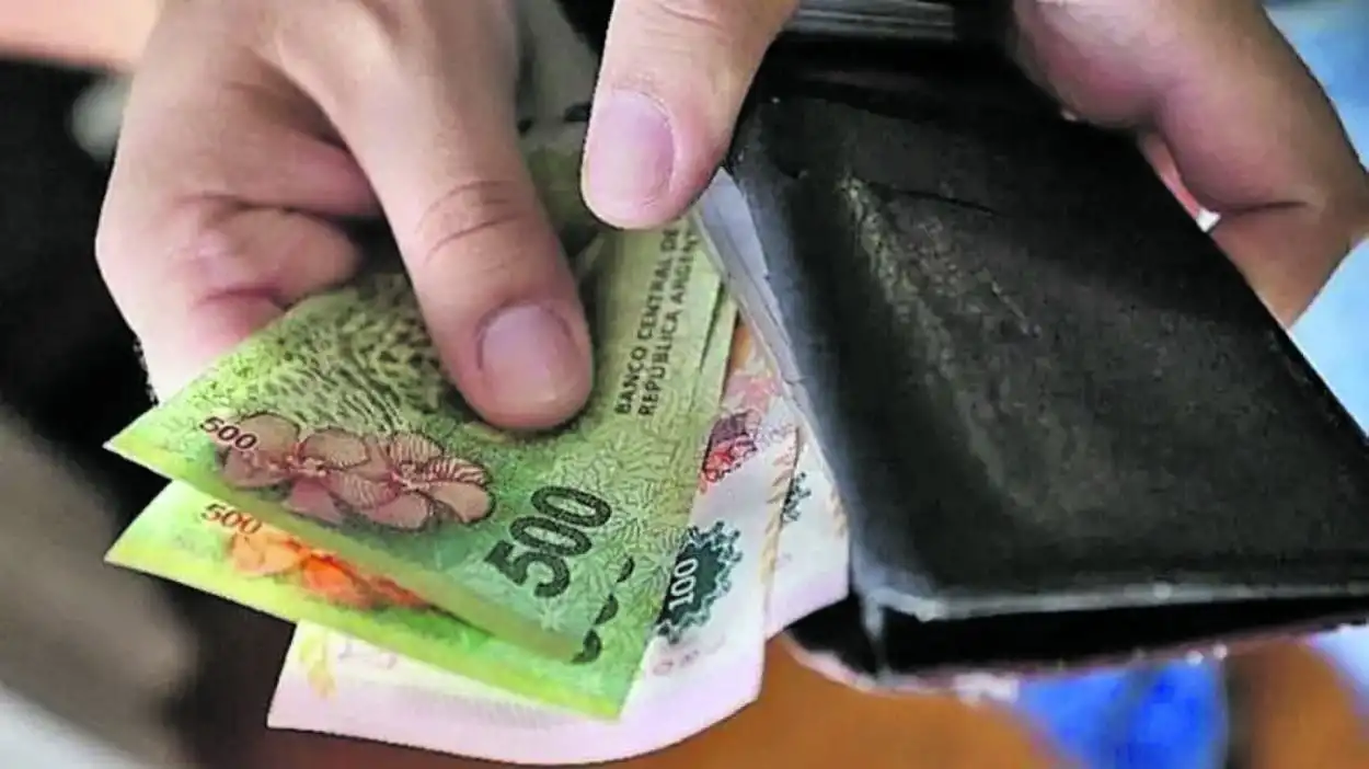 CARRERA DESIGUAL. La inflación sigue ganándole a los salarios.