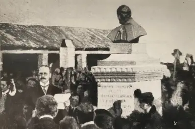 Recuerdos fotográficos: la placa con erratas del busto del Obispo Colombres