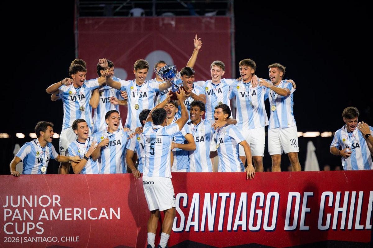 GLORIA. Los Leoncitos levantan la copa en Santiago de Chile después de conquistar el oro panamericano y celebrar una nueva vuelta olímpica continental.