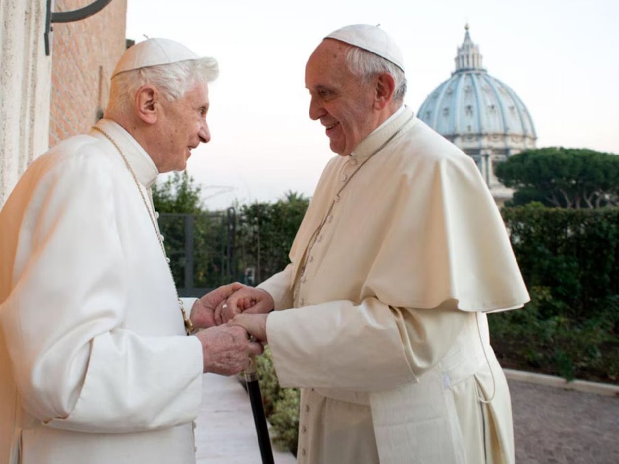 CON SU PREDECESOR. El papa Francisco y el papa emérito Benedicto XVI se reunieron el 23 de marzo de 2013 en Castel Gandolfo.