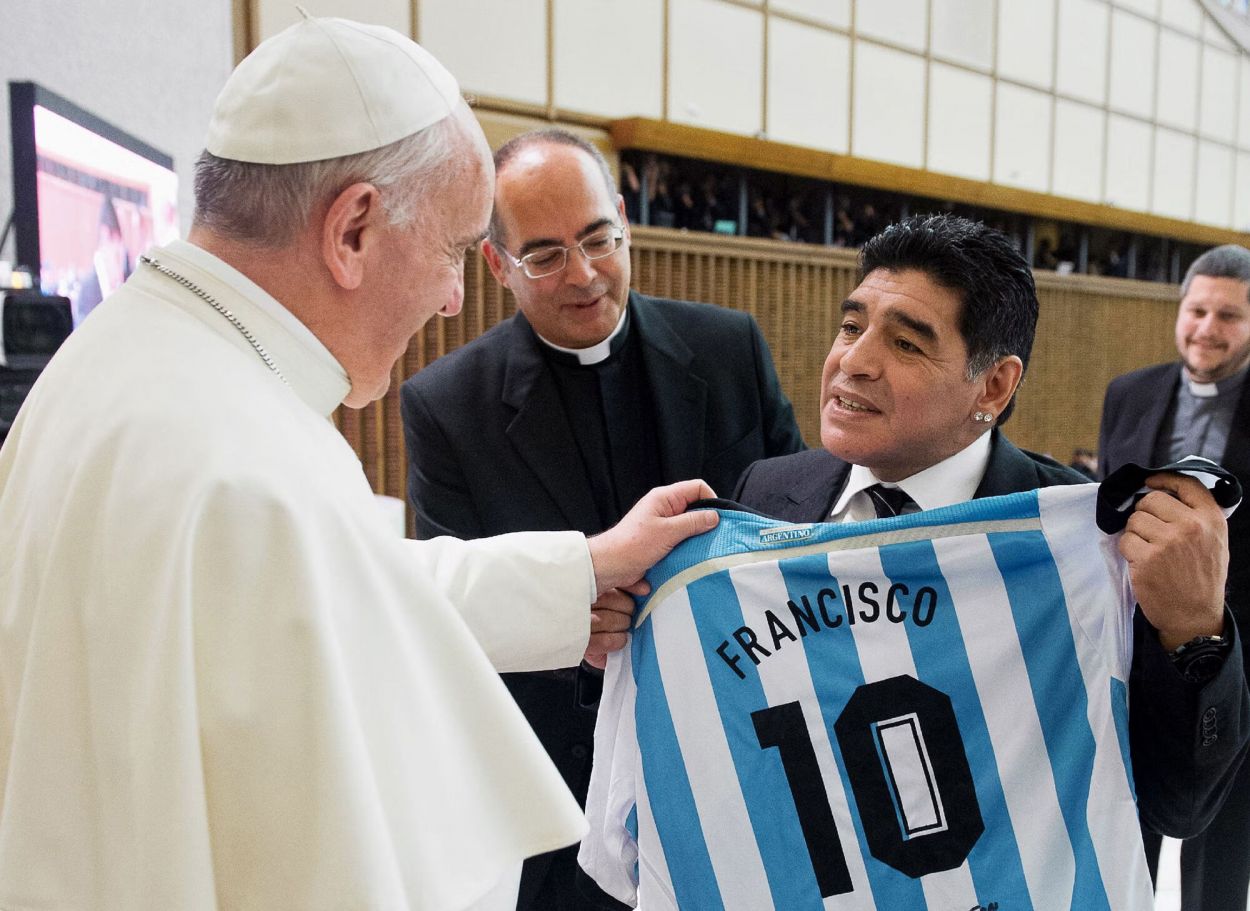 CON EL “DIEZ”. Francisco y Diego Maradona se reunieron en el Vaticano, en septiembre de 2014, mostrándose afecto mutuo y admiración.