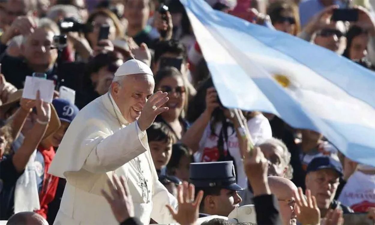 BANDERA ARGENTINA. Cada vez que el Papa efectuaba sus recorridas por la plaza, lo acompañaba alguna enseña celeste y blanca.