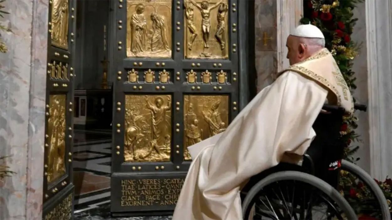 EN SILLA DE RUEDAS. Basílica de San Pedro, abril de 2025: apareció por sorpresa y recorrió el templo para rezar y ver trabajos de restauración.