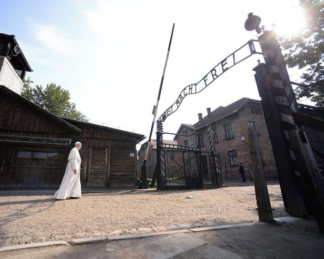 EN AUSCHWITZ-BIRKENAU. En 2016 recorrió el lugar en silencio como gesto de homenaje a las víctimas del Holocausto.