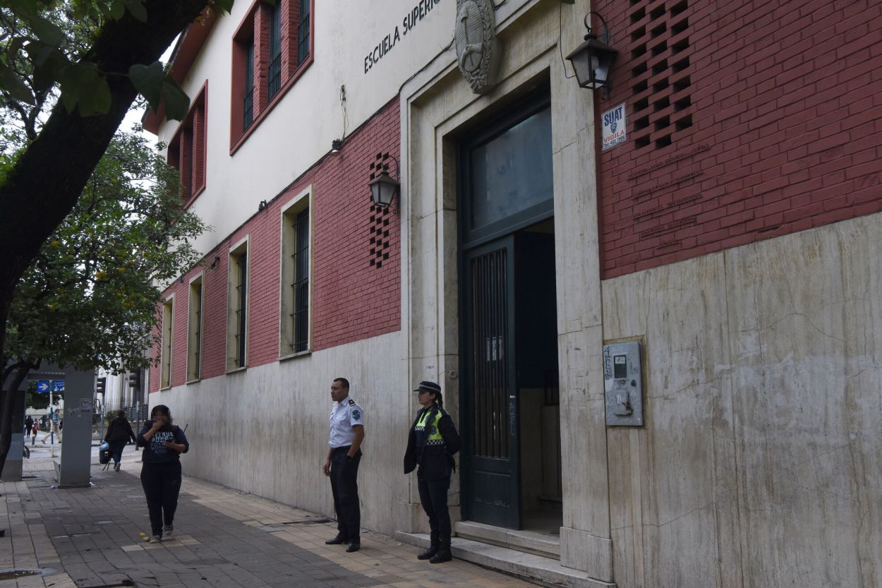 DISTINTAS MEDIDAS. Hay escuelas donde sólo se ingresa con carpetas.