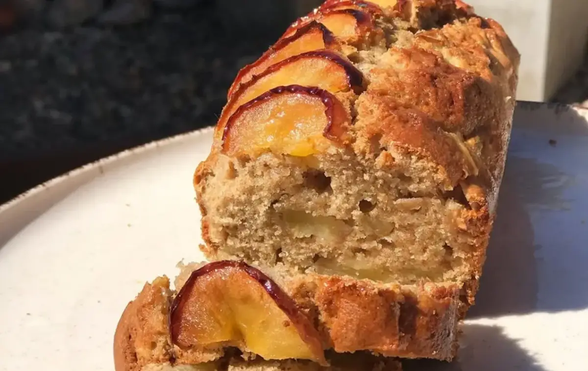 Merienda saludable: el budín de manzana con cuatro ingredientes que mejora las tardes de otoño