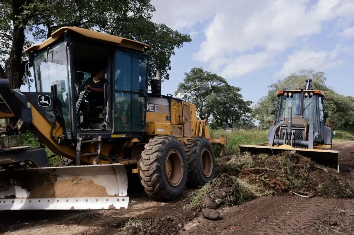 OPERARIOS EN MÁQUINAS. Comenzaron los trabajos de limpieza en Campo Norte. Foto: Prensa Obras Públicas