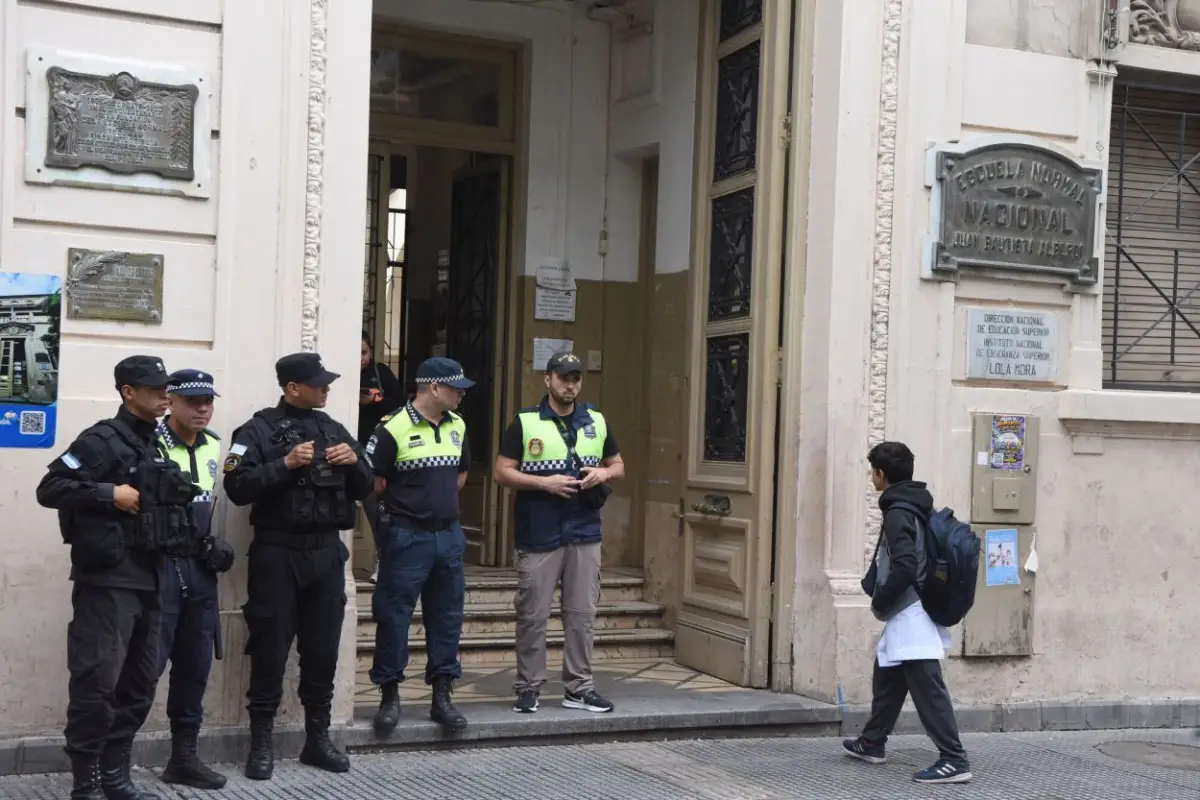 DUALIDAD. Mientras los alumnos reconocen sentirse más protegidos, también admiten que en algunos casos la presencia policial genera incomodidad