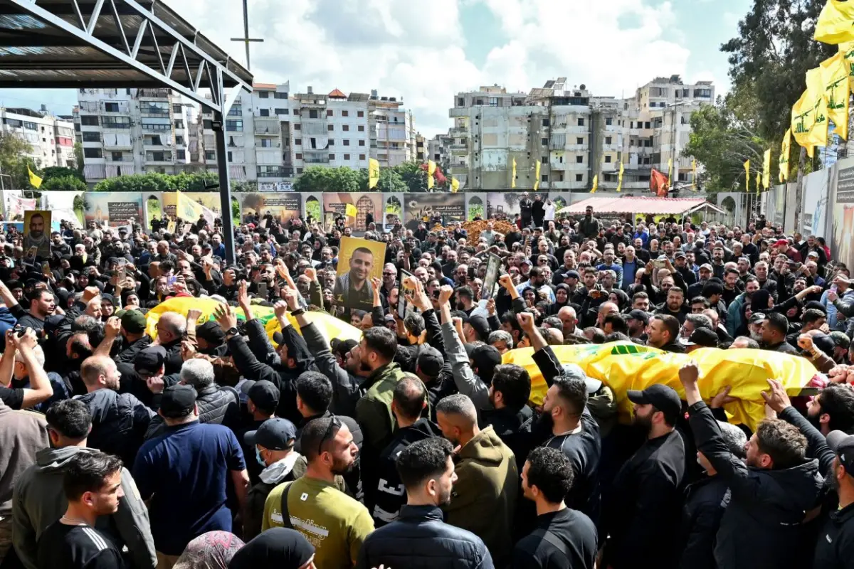 DUELO. Multitudinario funeral de un miembro del grupo Hezbollah.
