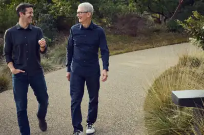 Quién es John Ternus, el nuevo CEO de Apple que reemplazará a Tim Cook