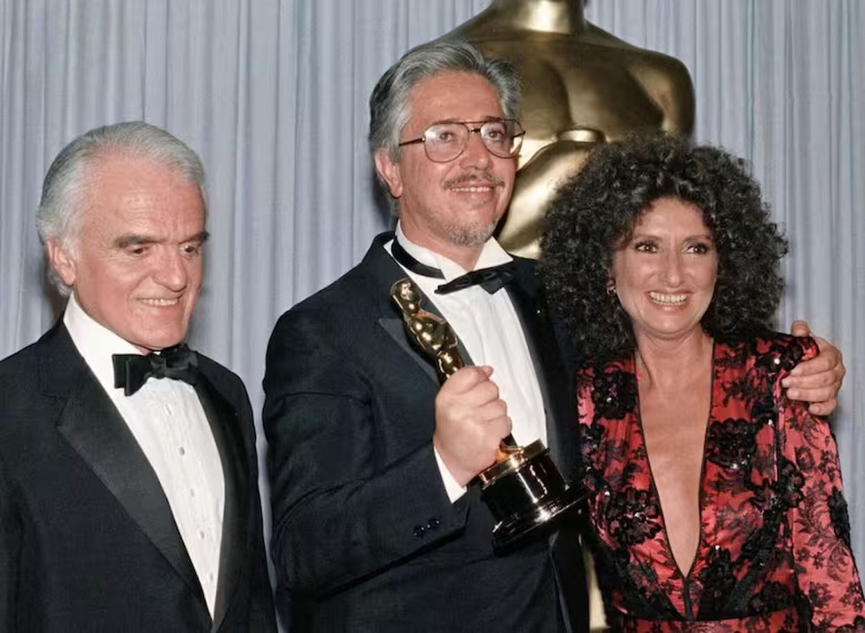 ESTATUILLA. Puenzo y Aleandro -junto con Jack Valenti- con el Oscar.