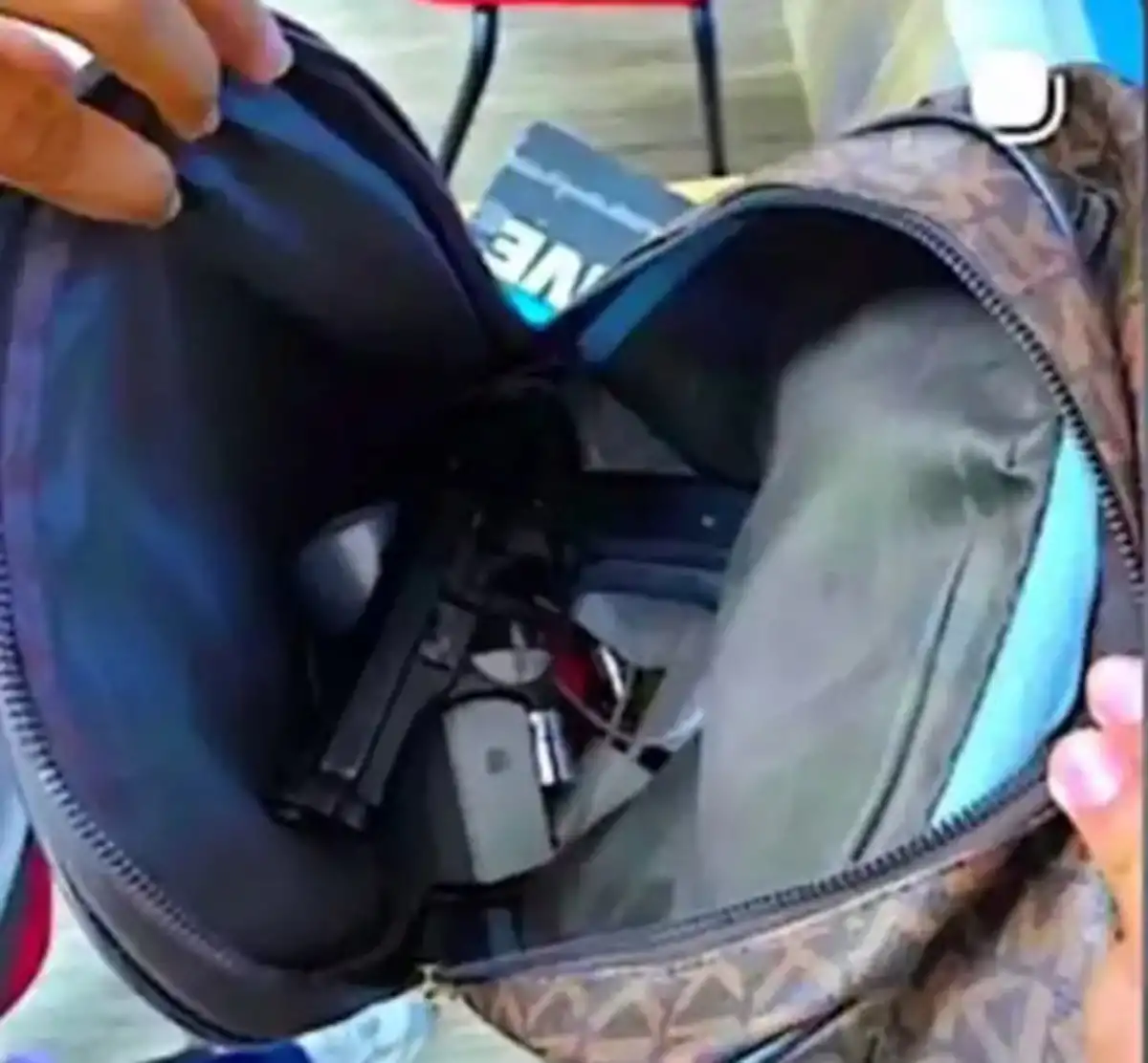 AMENAZA. El alumno posteó en su cuenta de Instagram una foto de un arma de fuego dentro de una mochila.