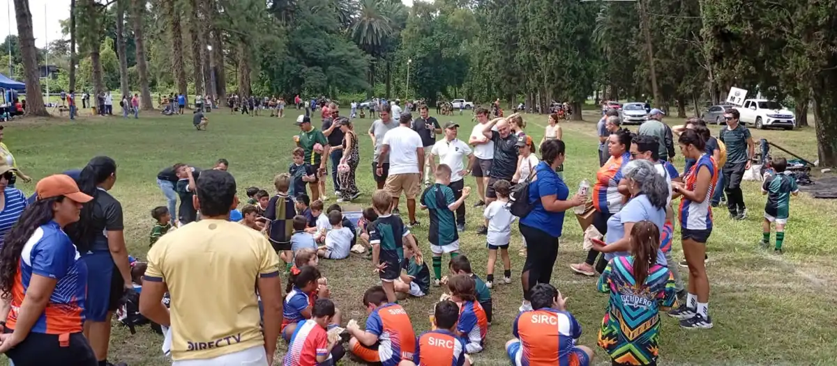A SEGUIR. En medio de la incertidumbre por el predio, la vida del club sigue latiendo en sus canchas: chicos jugando, aprendiendo y sosteniendo el espíritu comunitario que San Isidro construyó durante más de dos décadas.