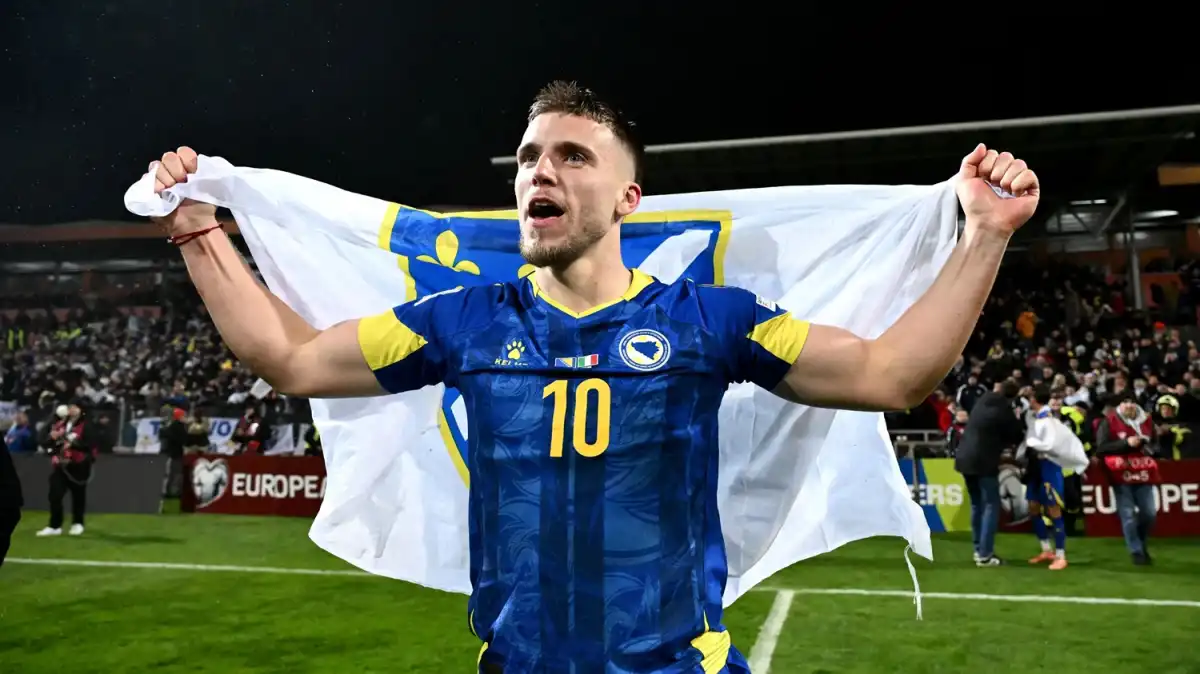 CUMPLE. El delantero se prepara para pagar su apuesta: servira cerveza a sus hinchas de forma gratuita en el Festival de Stuttgart para celebrar la clasificación con su selección.