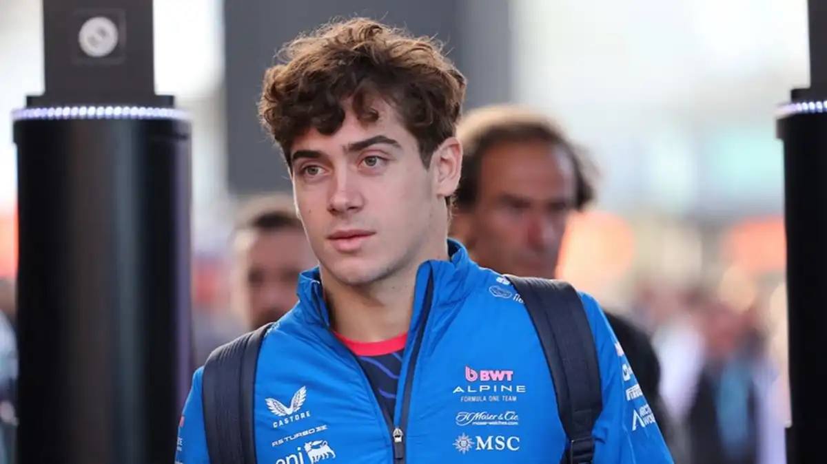 Franco Colapinto ya está en el país: manejó por Palermo y enloqueció a los fanáticos