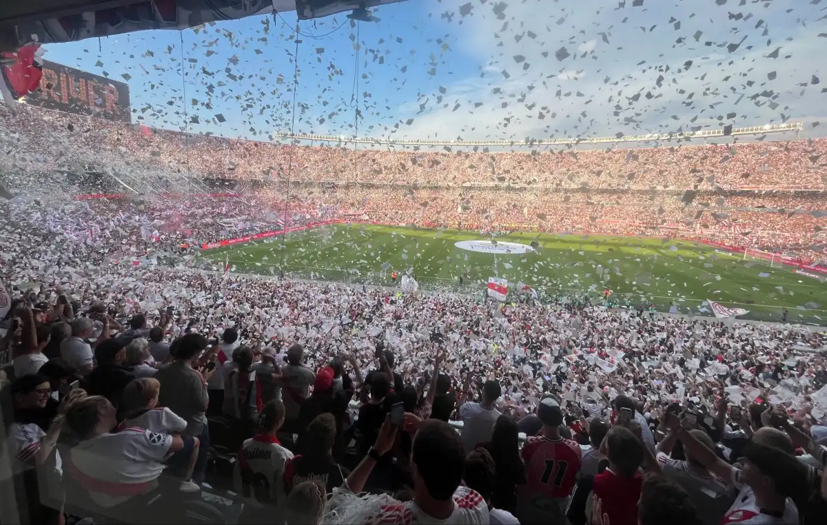 Adiós a una tradición: prohíben los papelitos en los estadios porteños tras el Superclásico