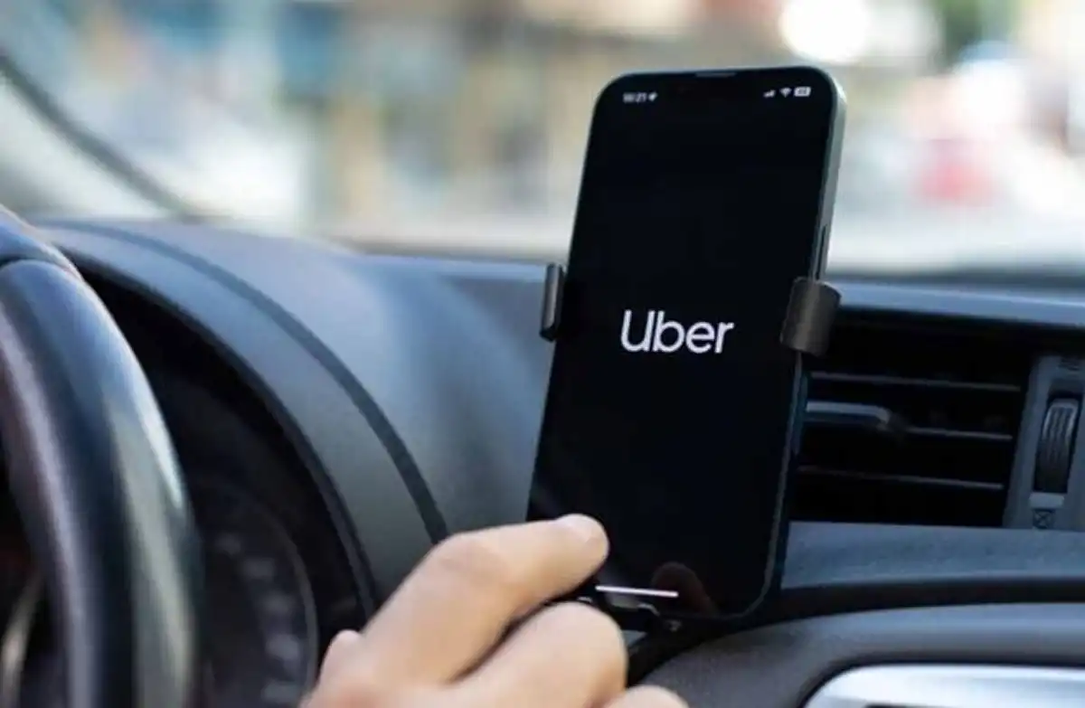 ENTRE LA FLEXIBILIDAD Y LA NECESIDAD. La investigación pone el foco en condiciones laborales y abre el debate sobre regulación del sector. / UBER