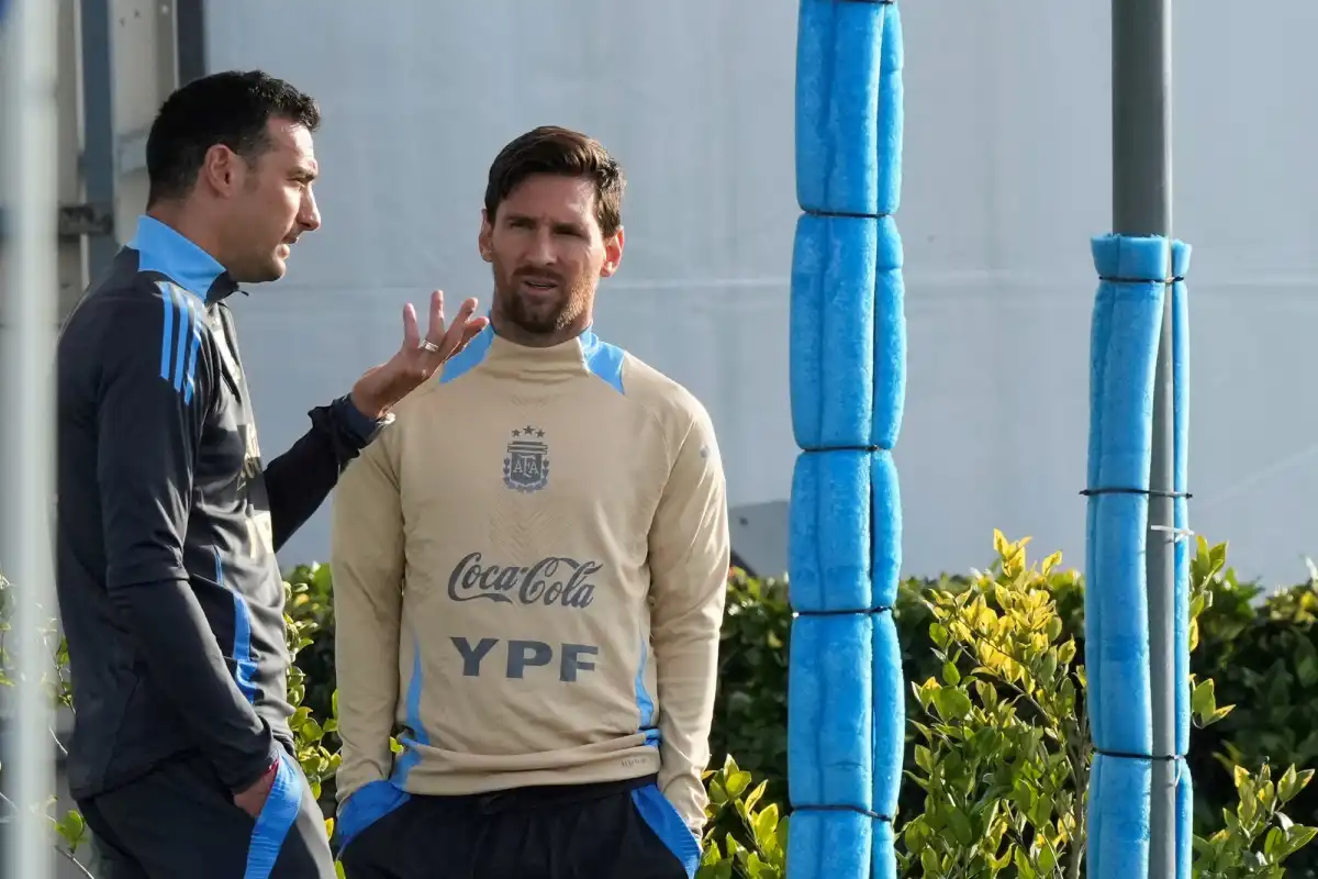 PILARES. Messi lidera dentro de la cancha y Scaloni define afuera: la lista para defender el título ya está en juego.