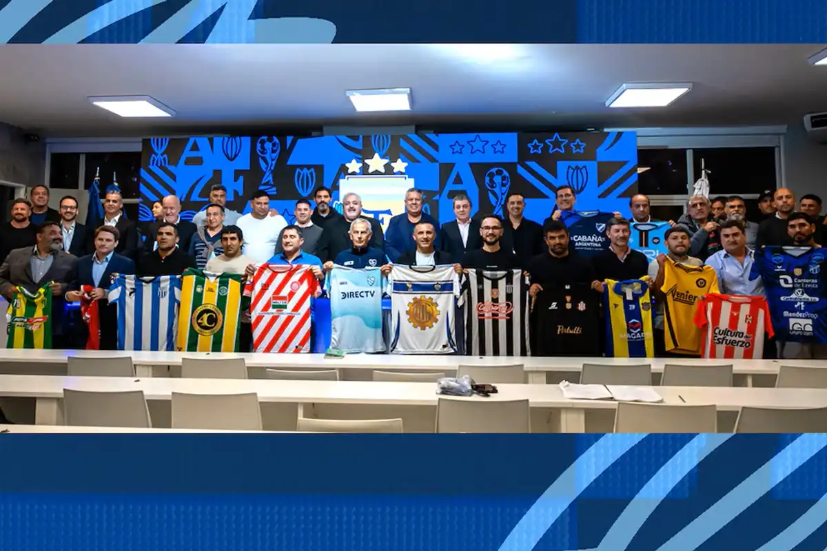 PREPARADOS. Los 17 participantes posaron junto a Chiqui Tapia en la presentación del torneo que otorgará un ascenso y una promoción con el peor equipo de la Primera C.