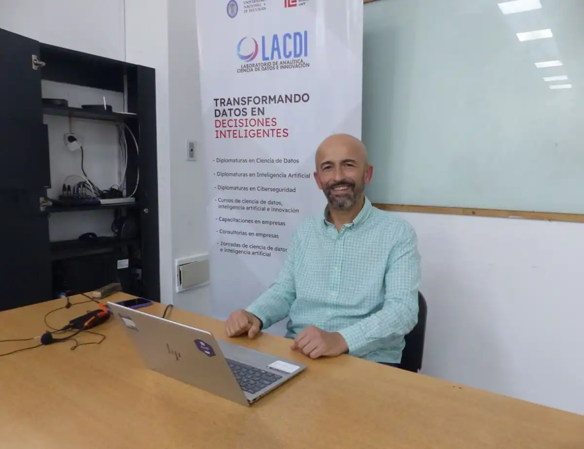 “SECRETARIO PERFECTO”. Así define Bussi a la inteligencia artificial. “No reemplaza al conocimiento”, agrega. Foto gentileza Facultad de Ciencias Económicas