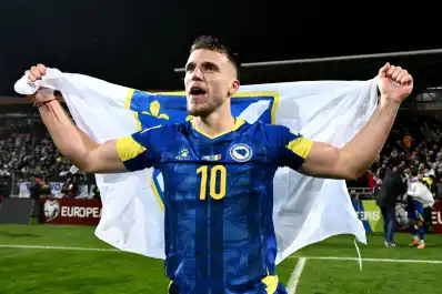 Promesa cumplida: Ermedin Demirović invita las cervezas a sus hinchas tras meter a Bosnia en el Mundial 2026