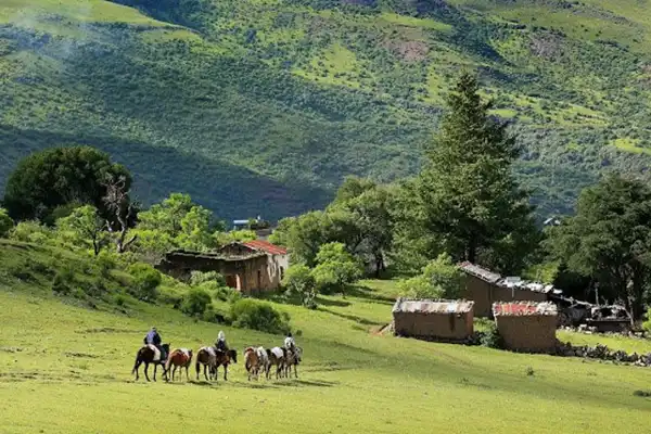 Donde nacen las nubes: el pueblo secreto de 20 casas suspendido en las praderas de altura