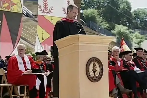 “Amar lo que hacés”: el video de Steve Jobs en Universidad de Stanford que aún miran los jóvenes