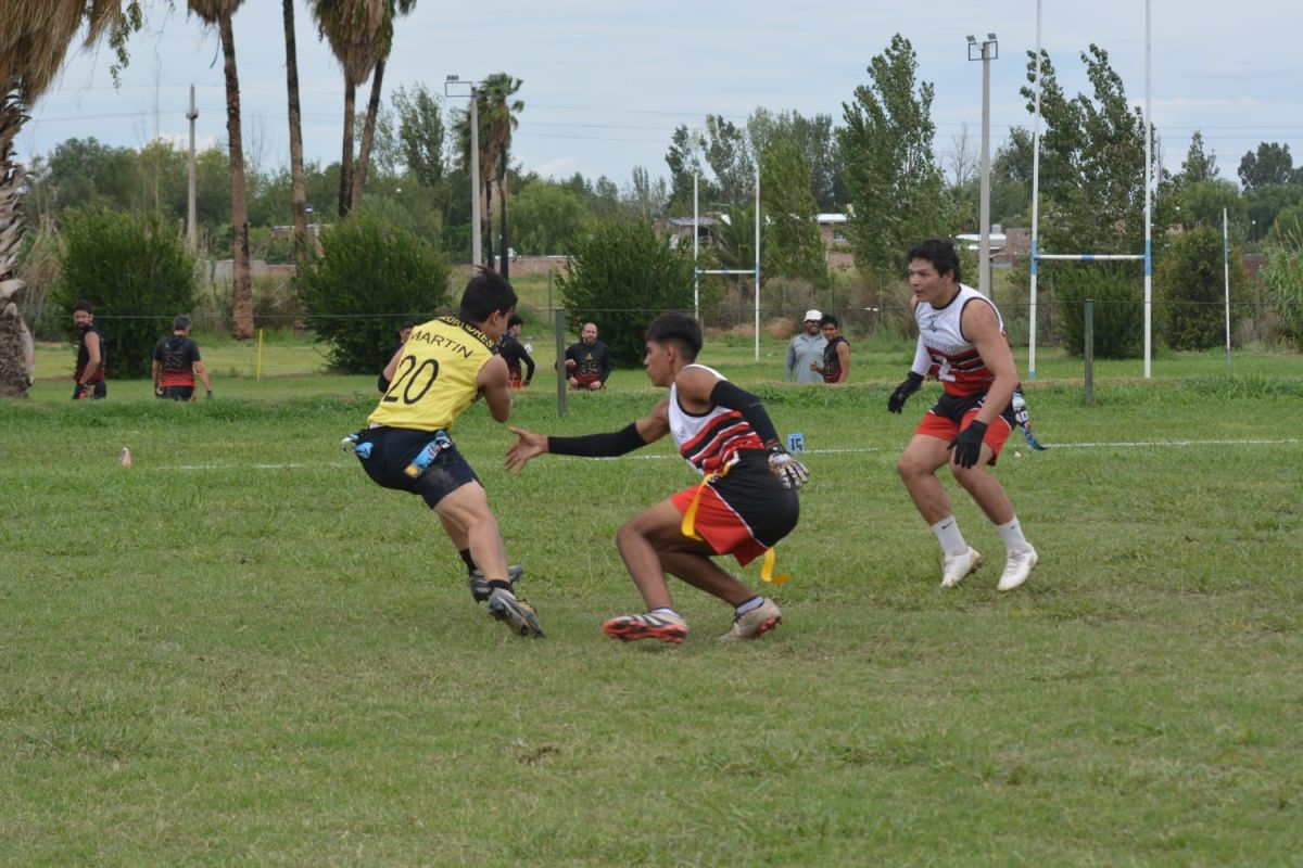 De verlo en películas a crear un equipo: los tucumanos que impulsan el fútbol americano en la provincia