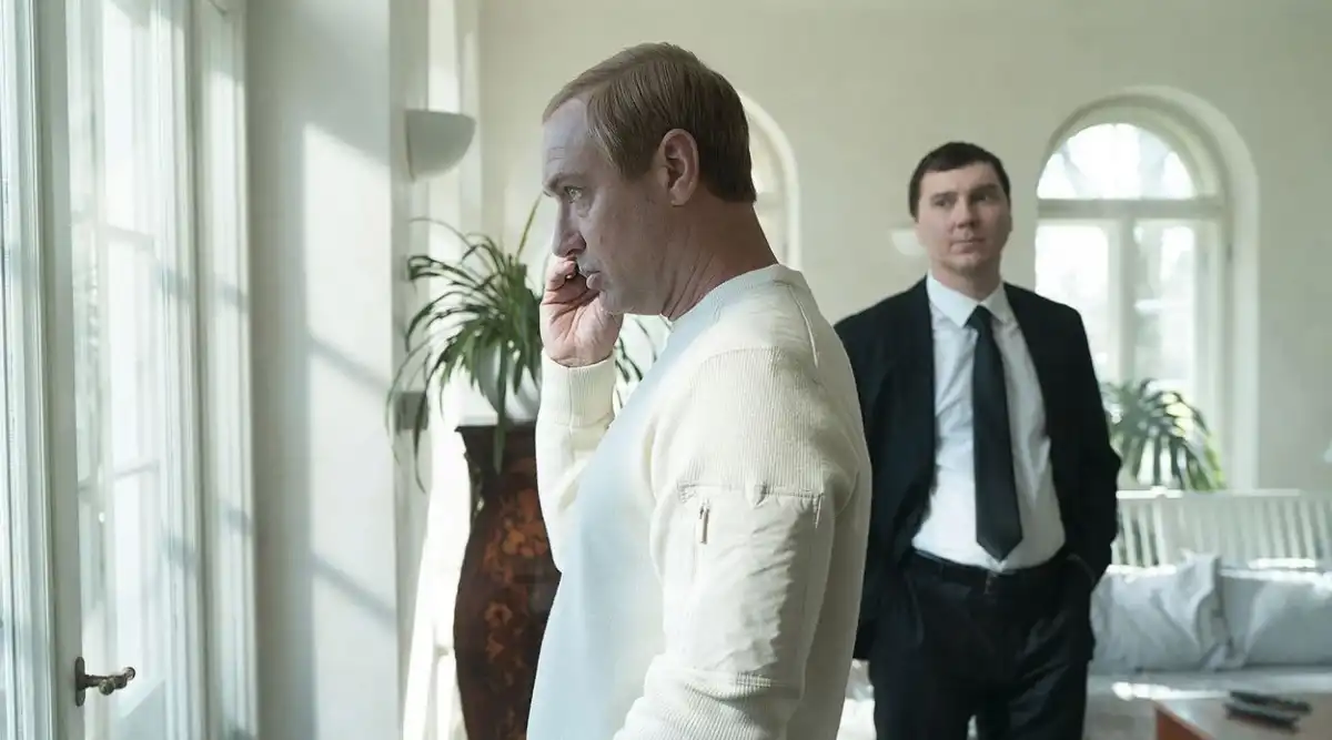 DUELO INTERPRETATIVO. Paul Dano es Vadim Baranov y Jude Law es Vladimir Putin en “El mago del Kremlin”.
