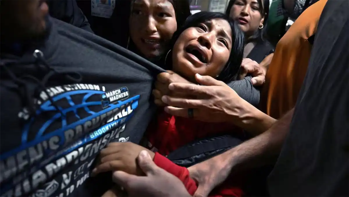 LA ELEGIDA. Titulada “Separados por ICE”, la foto de Carol Guzy documenta el momento en que una familia de origen ecuatoriano es dividida por agentes del ICE en el interior de un edificio federal en Nueva York. 