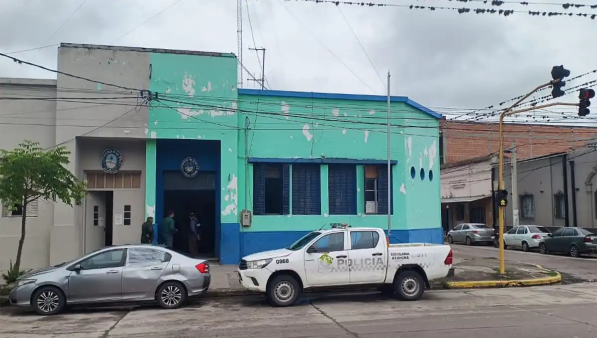 MEDIDA. Personal del Equipo Científico de Investigación Fiscal realizó un allanamiento en la comisaría de Simoca.