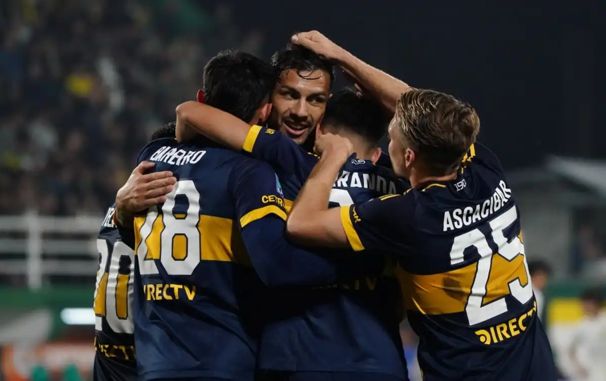 FESTEJO AZUL Y AMARILLO. Con Leandro Paredes en el centro, los futbolistas de Boca celebran la gran victoria ante Defensa.