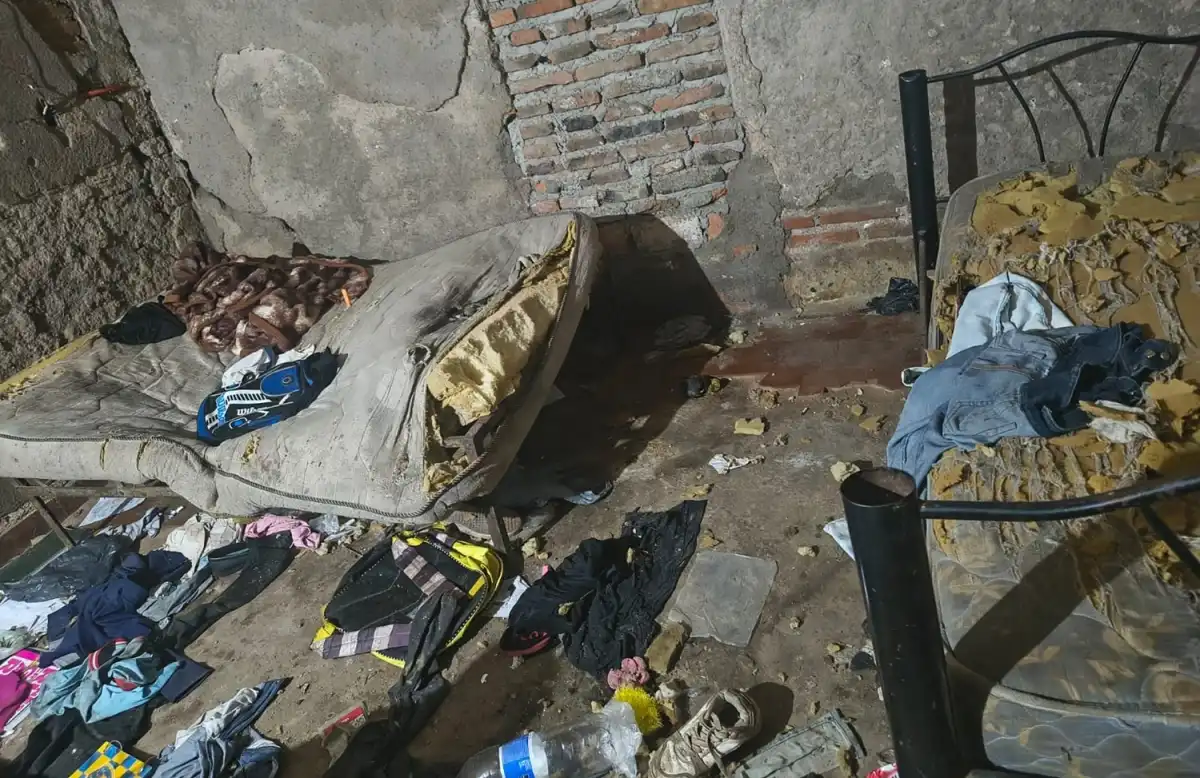 DURA IMAGEN. El lugar donde dormían los tres niños cuya madre los había dejado solos durante varios días.