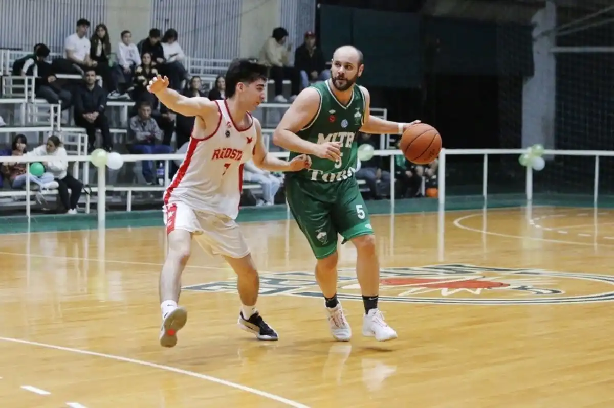 A LEVANTAR CABEZA. José Muruaga lleva la pelota en la derrota como local de Asociación Mitre