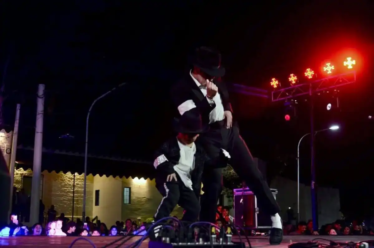 ESCENARIO. Joaquín, de 4 años, bailó en Lules junto a un imitador de Michael Jackson.