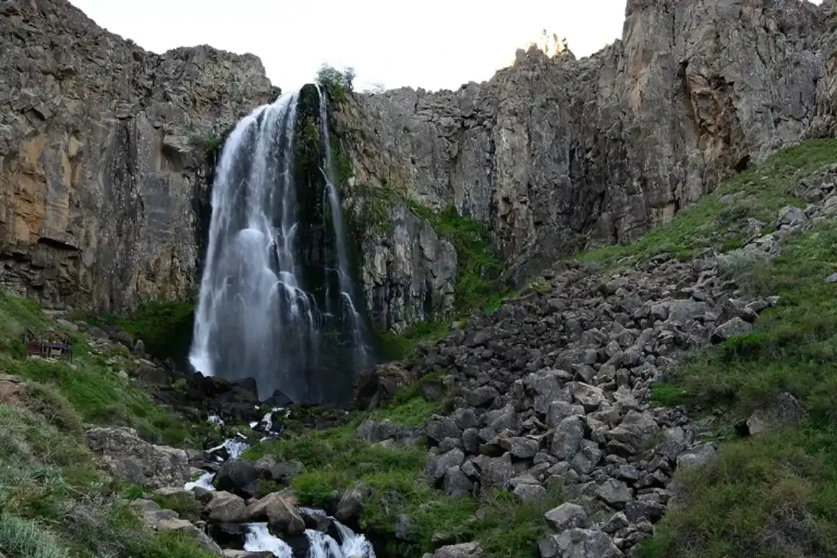 Manzano Amargo: dónde queda el pueblo argentino de las cataratas que sorprende a turistas